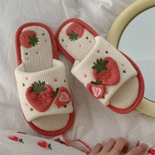 [층간소음 방지 실내화] 라탄 스트로베리 딸기 홈 슬리퍼 (1color)